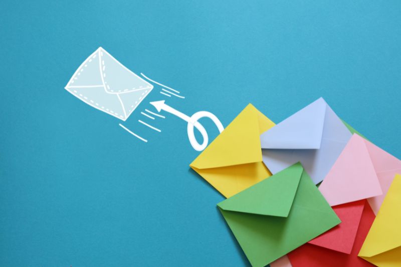 Uma variedade de envelopes coloridos representando uma campanha de e-mail  
