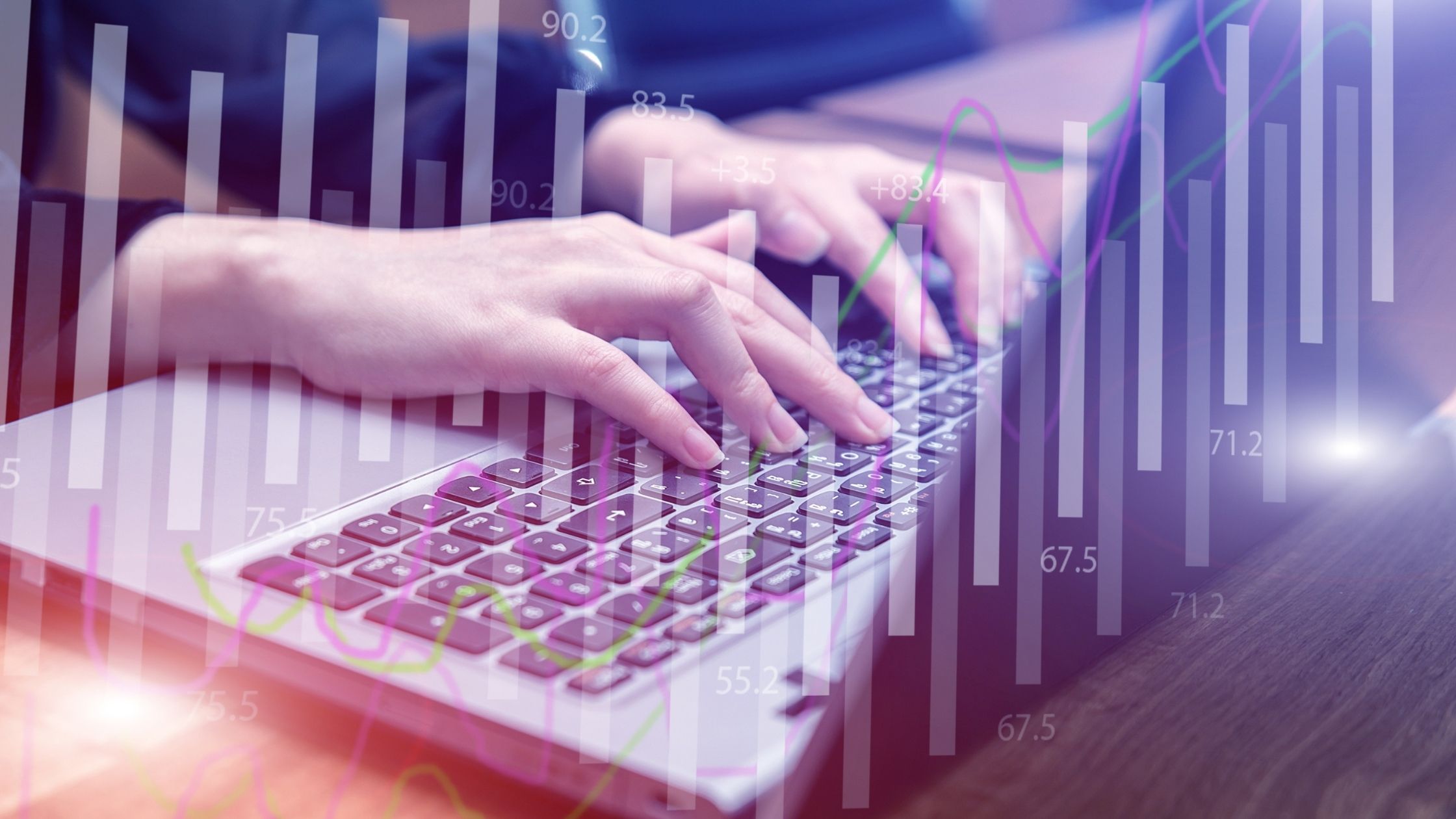 Mãos digitando em um teclado de laptop analisando o desempenho da sua campanha de e-mail.