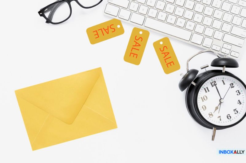 Envelope de e-mail, etiquetas de vendas e relógio que simbolizam métricas de envolvimento de e-mail, como tempo e impacto promocional para o desempenho da campanha.