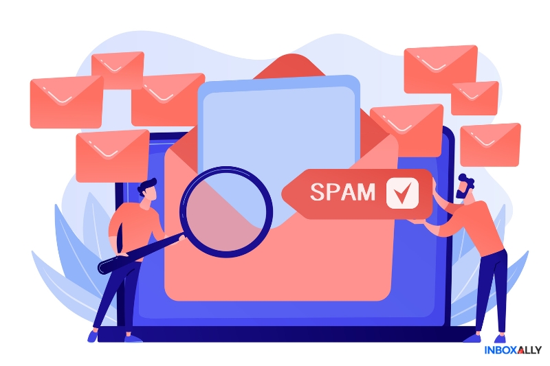 Ilustração de duas pessoas gerenciando spam de e-mail: uma delas usa uma lupa enquanto a outra segura uma notificação de spam na frente de um envelope grande e e-mails, mostrando o InboxAlly como uma alternativa intuitiva do Mail-Tester para o gerenciamento eficiente do filtro de spam.