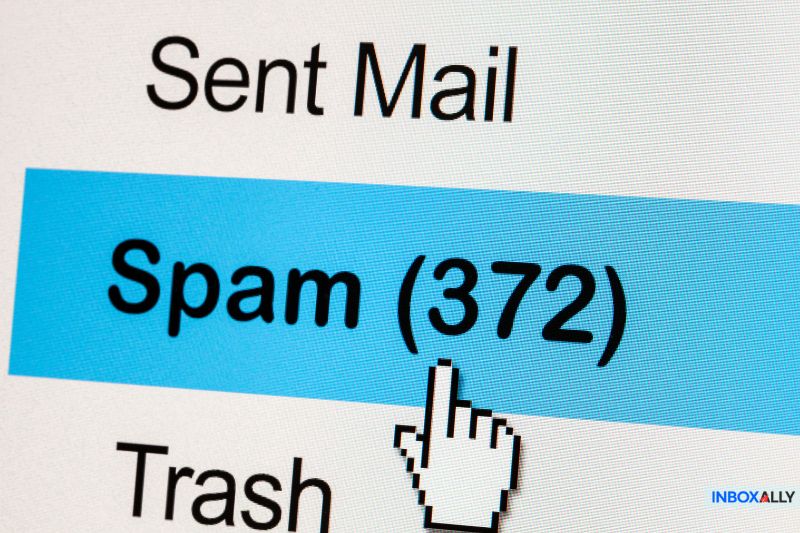 Close-up da interface de um cliente de e-mail mostrando a pasta de spam com 372 mensagens, composta principalmente de e-mails de marketing, com um cursor passando sobre a pasta.